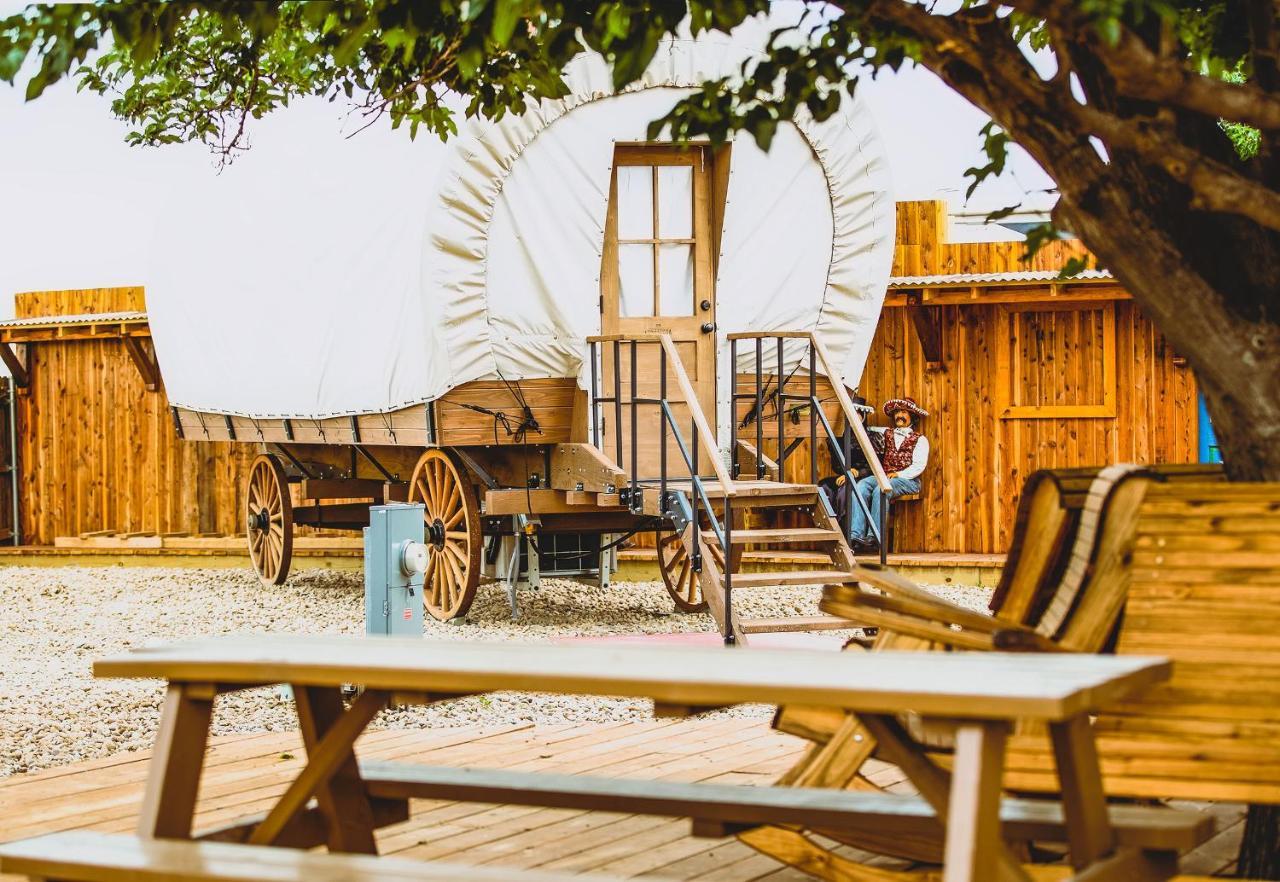 The Big Texan - Cabins And Wagons 阿馬里洛 外观 照片